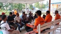 sar atam Kepala Kantor Pencarian dan Pertolongan Kelas A Kupang, Mexianus Bekabel, S.SoS, M.M menggelar acara coffee morning dengan wartawan dari berbagai media di Unit Siaga SAR Atambua Kabupaten Belu Nusa Tenggara Timur, Jumat (25/5/2025). Foto HO-Basarnas Kupang.