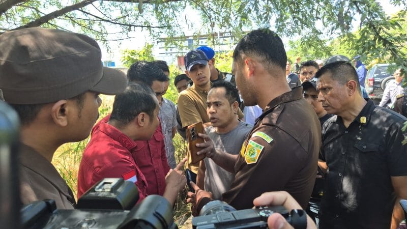 sita Kejaksaan Tinggi Provinsi Nusa Tenggara Timur melakukan penyitaan terhadap lahan milik pemerintah yang telah diperjual belikan sejumlah warga Kota Kupang dengan kerugian keuangan negara akibat penguasaan tidak sah atas tanah milik pemerintah ini diperkirakan mencapai Rp900 miliar. Foto HO-Kejaksaan Tinggi NTT