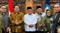 smsi pusat Menteri Pendidikan Dasar dan Menengah (Mendikdasmen) Republik Indonesia, Prof Dr H. Abdul Mu’ti MA saat menerima Pengurus Serikat Media Siber Indonesia (SMSI) Pusat yang dipimpin langsung Ketua umumnya Firdaus, menggelar audensi bersama Menteri Pendidikan Dasar dan Menengah (Mendikdasmen) Republik Indonesia, Prof Dr H. Abdul Mu’ti MA, pada Kamis (26/5/2025) di Ruang Kerja Mendikdasmen, Jl. Jenderal Sudirman, Senayan-Jakarta Pusat.