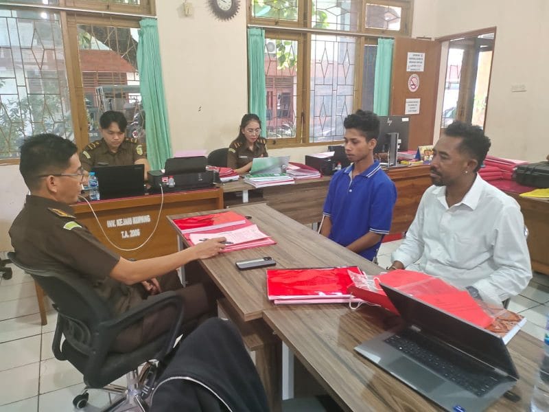 Tim penyidik Unit Reskrim Polsek Maulafa dipimpin langsung Kanit Reskrim Polsek Maulafa, Iptu Zainal Arifin Abdurahman, menyerahkan tersangka Herson Ulu berserta barang bukti kepada Jaksa Penuntut Umum Kejaksaan Negeri Kota Kupang, Habudin B. Paseng.