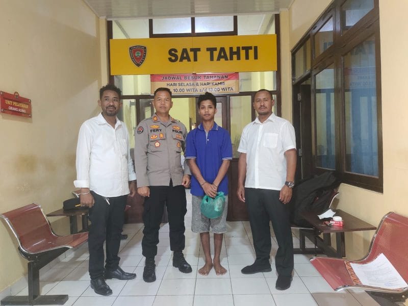 tsk 5 Kapolsek Maulafa, AKP Fery Nur Alamsyah, S.H (kedua dari kiri) bersama penyidik sebelum membawa tersangka ke Kejaksaan Negeri Kot Kupang, Sabtu.