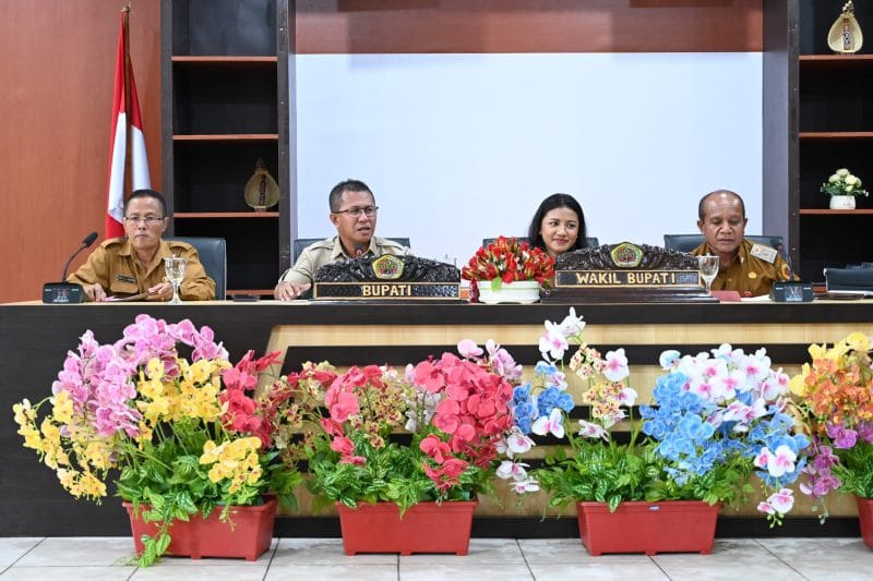 rakor 2 Bupati Kupang, Yosef Lede (kedua dari kiri) pimpin rapat kordinasi bersama para kepala desa dan lurah dan camat guna membahas implementasi pelaksanaan program kerja sesuai visi misi Pemerintah Kabupaten Kupang Tahun 2025-2030, Selasa. Foto/HO Prokopim Setda Kabupaten Kupang.