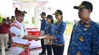 sk Bupati Yosef Lede (kiri) secara simbolis menyerahkan SK Pengangkatan 225 orang Calon Pegawai Negeri Sipil (CPNS) di Kantor Bupati Kupang Senin (2/6/2025) pagi. FOTO/HO- Prokopim Setda Kabupaten Kupang.