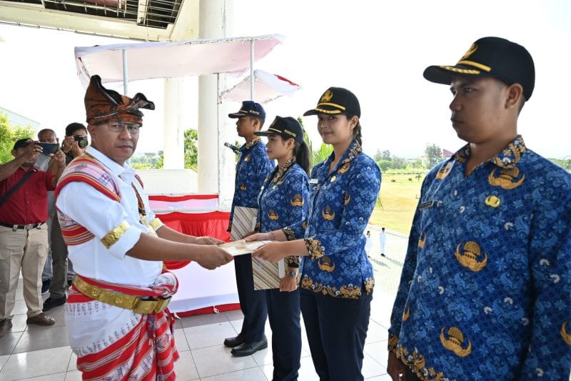 sk Bupati Yosef Lede (kiri) secara simbolis menyerahkan SK Pengangkatan 225 orang Calon Pegawai Negeri Sipil (CPNS) di Kantor Bupati Kupang Senin (2/6/2025) pagi. FOTO/HO- Prokopim Setda Kabupaten Kupang.