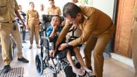kursi Bupati Kupang, Yosef Lede menyerahkann bantuan kursi roda untuk dua penyandang disabilitas di Kelurahan Noelmina, Kecamatan Takari, Senin (11/8/2025)