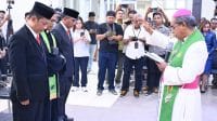 pengukuhan Yang Mulia Uskup Agung Kupang Mgr Hironimus Pakaenoni memberikan berkat kepada Mateldius Soleman Jilis Sanam yang dilantik sebagai Sekretaris Daerah Kabupaten Kupang, Rabu. Foto- HO-Prokopim Setda Kabupaten Kupang.