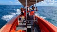 sar rote Tim SAR Kantor Pencarian dan Pertolongan Kupang masih melakukan pencarian terhadap enam orang dari tujuh nelayan yang hilang setelah perahu yang tumpangi para korban tenggelam akibat diterjang gelombang tinggi saat mencari ikan di perairan selatan Pulau Rote, Provinsi Nusa Tenggara Timur