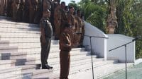 sekda Sekretaris Daerah Kabupaten Kupang, Mateldius Soleman Jilis Sanam memimpin apel kekuatan perdana di halaman Kantor Bupati, Senin (1/9/2025) pagi. Foto Prokopim setda Kabupaten Kupang
