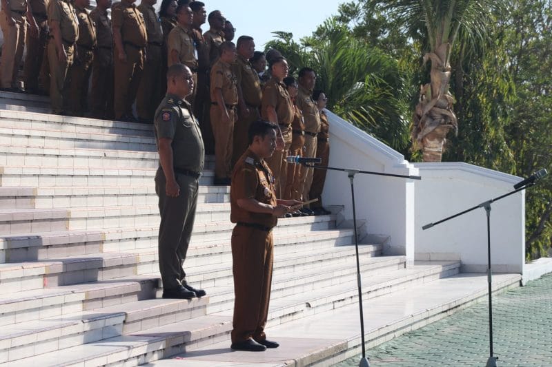 sekda Sekretaris Daerah Kabupaten Kupang, Mateldius Soleman Jilis Sanam memimpin apel kekuatan perdana di halaman Kantor Bupati, Senin (1/9/2025) pagi. Foto Prokopim setda Kabupaten Kupang