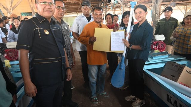 IKAN Bupati Kupang Yosef Lede dan Wakil Bupati Aurum Titu Eki menyerahkan bantuan sarana perikanan tangkap sebanyak 32 unit perahu ketinting dan mesin kepada kelompok nelayan di Desa Mata Air, Kecamatan Kupang Tengah, Jumat (24/10/2025)