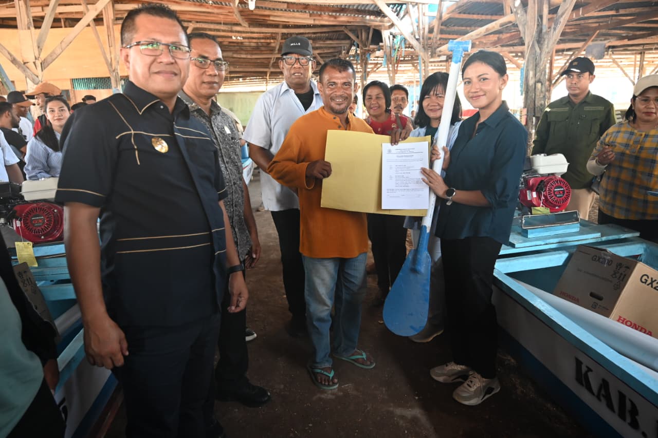 IKAN Bupati Kupang Yosef Lede dan Wakil Bupati Aurum Titu Eki menyerahkan bantuan sarana perikanan tangkap sebanyak 32 unit perahu ketinting dan mesin kepada kelompok nelayan di Desa Mata Air, Kecamatan Kupang Tengah, Jumat (24/10/2025)