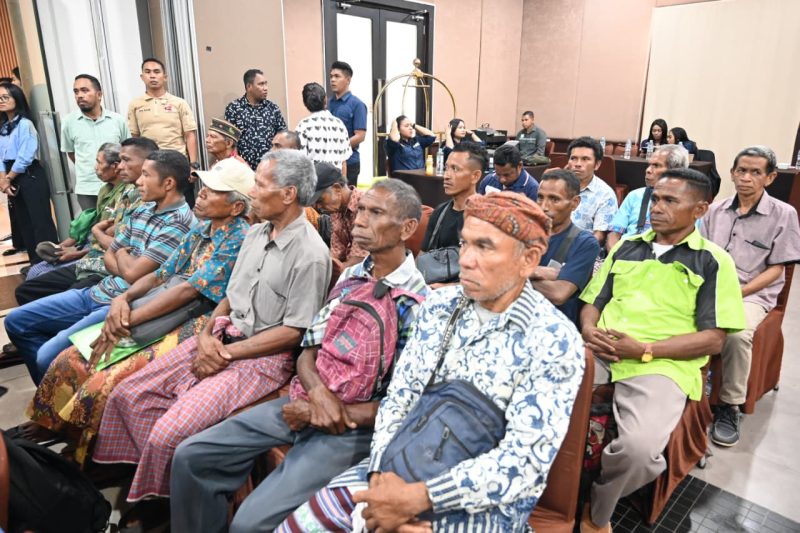 uang 1 Warga penerima santunan dampak pembangunan Bendungan Manikin/Tefmo menerima santunan dari Kementerian Pekerjaaan Umum RI, khususnya Balai Besar Wilayah Sungai Nusa Tenggara II