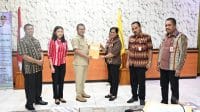 Bupati Kupang Yosef Lede menyerahkan Dokumen Pelaksanaan Perubahan Anggaran (DPPA) Tahun Anggaran 2025 senilai Rp88 miliyar lebih kepada para Pimpinan/ Pengguna Anggaran Organisasi Perangkat Daerah (OPD) Lingkup Pemerintah Kabupaten Kupang.