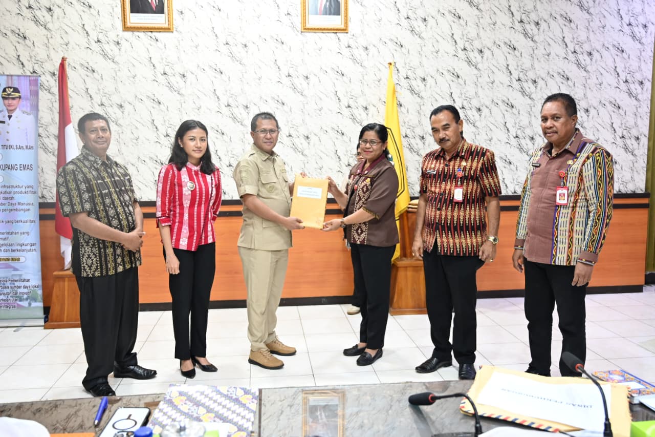 uang Bupati Kupang Yosef Lede menyerahkan Dokumen Pelaksanaan Perubahan Anggaran (DPPA) Tahun Anggaran 2025 senilai Rp88 miliyar lebih kepada para Pimpinan/ Pengguna Anggaran Organisasi Perangkat Daerah (OPD) Lingkup Pemerintah Kabupaten Kupang.