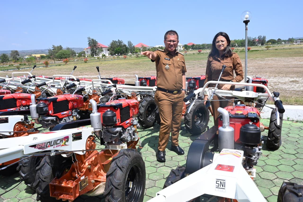 yosef lede 2 Bupati Yosef Lede dan Wakil Bupati Aurum Titu Eki melihat secara langsung kondisi bantuan 37 alat dan mesin pertanian dan tujuh unit combain yang merupakan bantuan dari Kementerian Pertanin RI untuk petani di Kabupaten Kupang. Foto Prokopim Setda Kabupaten Kupang.