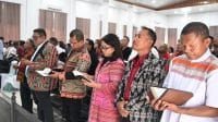 Bupati Kupang,Yosef Lede bersama Ketua Sinode GMIT, Pendeta Samuel Pandie meresmikan dan menthabiskan gedung Gereja Emaus Oebelo, di Desa Tanah Merah, Kecamatan Kupang Tengah, Minggu (16/11). Foto Prokopim Setda Kabupaten Kupang