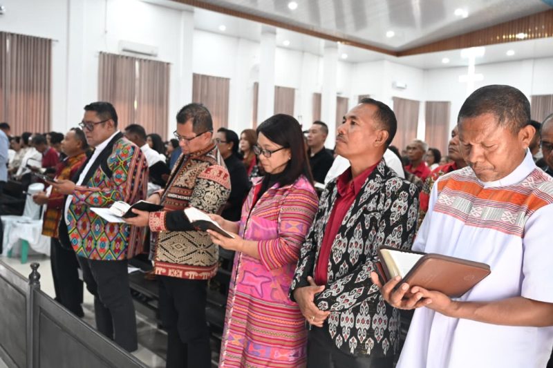 gereja 2 Bupati Kupang,Yosef Lede bersama Ketua Sinode GMIT, Pendeta Samuel Pandie meresmikan dan menthabiskan gedung Gereja Emaus Oebelo, di Desa Tanah Merah, Kecamatan Kupang Tengah, Minggu (16/11). Foto Prokopim Setda Kabupaten Kupang