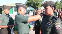 - Dandim 1604/Kupang Kolonel Inf Kadek Abriawan melantik Kapten Caj (K) Margaretha Tanasale sebagai Danramil 1604-07/Alak, Kota Kupang, Provinsi usa Tenggara Timur, Sabtu (1/11/2025). (Foto Kodim 1604 Kupang)