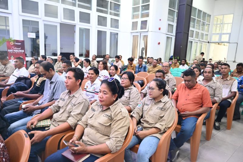Bupati Kupang Yosef Lede saat membuka kegiatan sosialisasi One Village One Product (OVOP) dalam rangka pengembangan produk berbasis potensi lokal di Kabupaten Kupang, di Oelamasi, ibu kota Kabupaten Kupang, Senin (17/11/2025. Foto Prokopim Setda Kabupaten Kupang