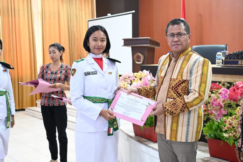 paski 1 Bupati Kupang, Yosef Lede menyerahkan Serifikat Paskibra kepada para anggota Pasukan Pengibar Bendera (paskibra) Kabupaten Kupang 2025, di aula Kantor Bupati Kupang, Oelamasi, itu Kamis (13/11).