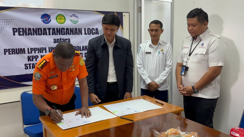 resmi 1 Kepala Kantor Pencarian dan Pertolongan Kupang, Mexianus Bekabel, (kiri)S.Sos., M.M bersama pihak Perum LPPNPI Unit Tambolaka menandatangani Letter of Cooperation Agreement (LOCA) dengan Perum LPPNPI Unit Tambolaka dan Perum LPPNPI Unit Waingapu mengenai layanan Alerting Service, Selasa