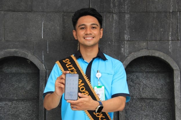 selalu Gilbert Yesaya Haninuna (23) sebagai Duta Mobile JKN dari Rumah Sakit St. Carolus Borromeus Kupang