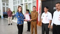 Keterangan Foto : Bupati Kupang, Yosef Lede menyerahkan SK Kenaikan Pangkat kepada 120 Pegawai Negeri Sipil (PNS) dilingkup Pemerintah Kabupaten Kupang, Periode 1 Oktober 2025, di aula Kantor Bupati Kupang, Oelamasi, Senin (10/11). Foto Prokopim Setda Kabupaten Kupang