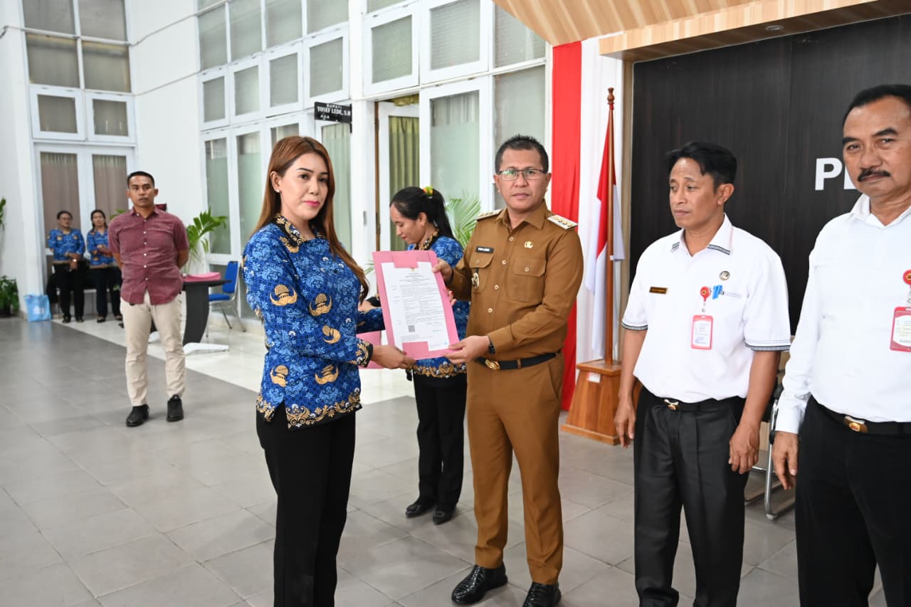 sk 1 Keterangan Foto : Bupati Kupang, Yosef Lede menyerahkan SK Kenaikan Pangkat kepada 120 Pegawai Negeri Sipil (PNS) dilingkup Pemerintah Kabupaten Kupang, Periode 1 Oktober 2025, di aula Kantor Bupati Kupang, Oelamasi, Senin (10/11). Foto Prokopim Setda Kabupaten Kupang