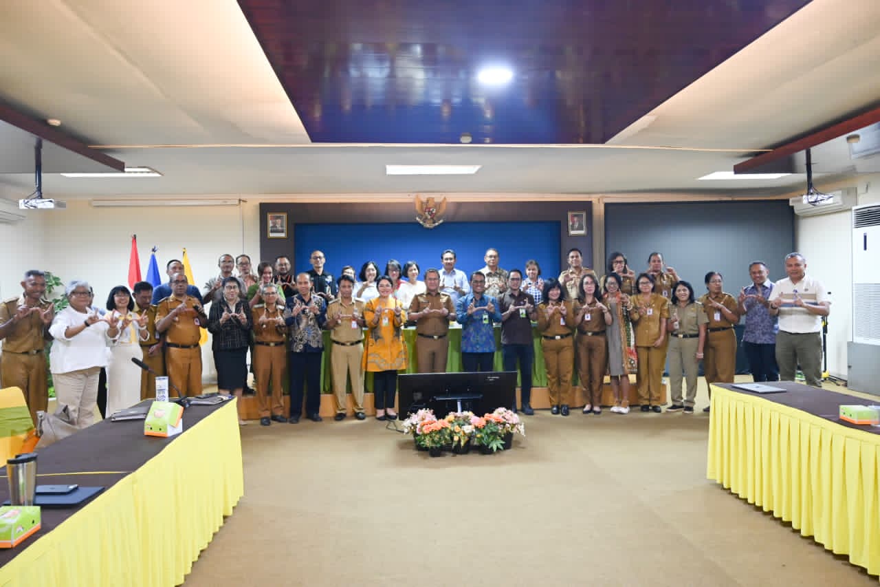 Bupati Kupang Yosef Lede melakukan pertemuan bersama Rektor Universitas Nusa Cendana Prof. Dr. drh. Maxs U.E. Sanam, M.Sc dan jajaran guru besar di Aula Rektorat Undana Kupang, Selasa.