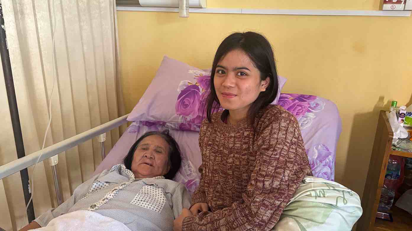venesia Venesia saat mendampingi oma Mintje Lobo (75) peserta program JKN saat melakukan perawatan medis di salah satu rumah sakit di Kota Kupang.