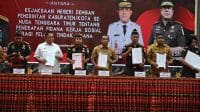 – Kejaksaan Tinggi Nusa Tenggara Timur menandatangani Nota Kesepahaman (MoU) dan Perjanjian Kerja Sama (PKS) dengan pemerintah Provinsi Nusa Tenggara Timur dan 22 kabupaten/kota dalam penerapan pidana kerja sosial bagi pelaku tindak pidana. Foto/Mediasi NTT.Com/Beny