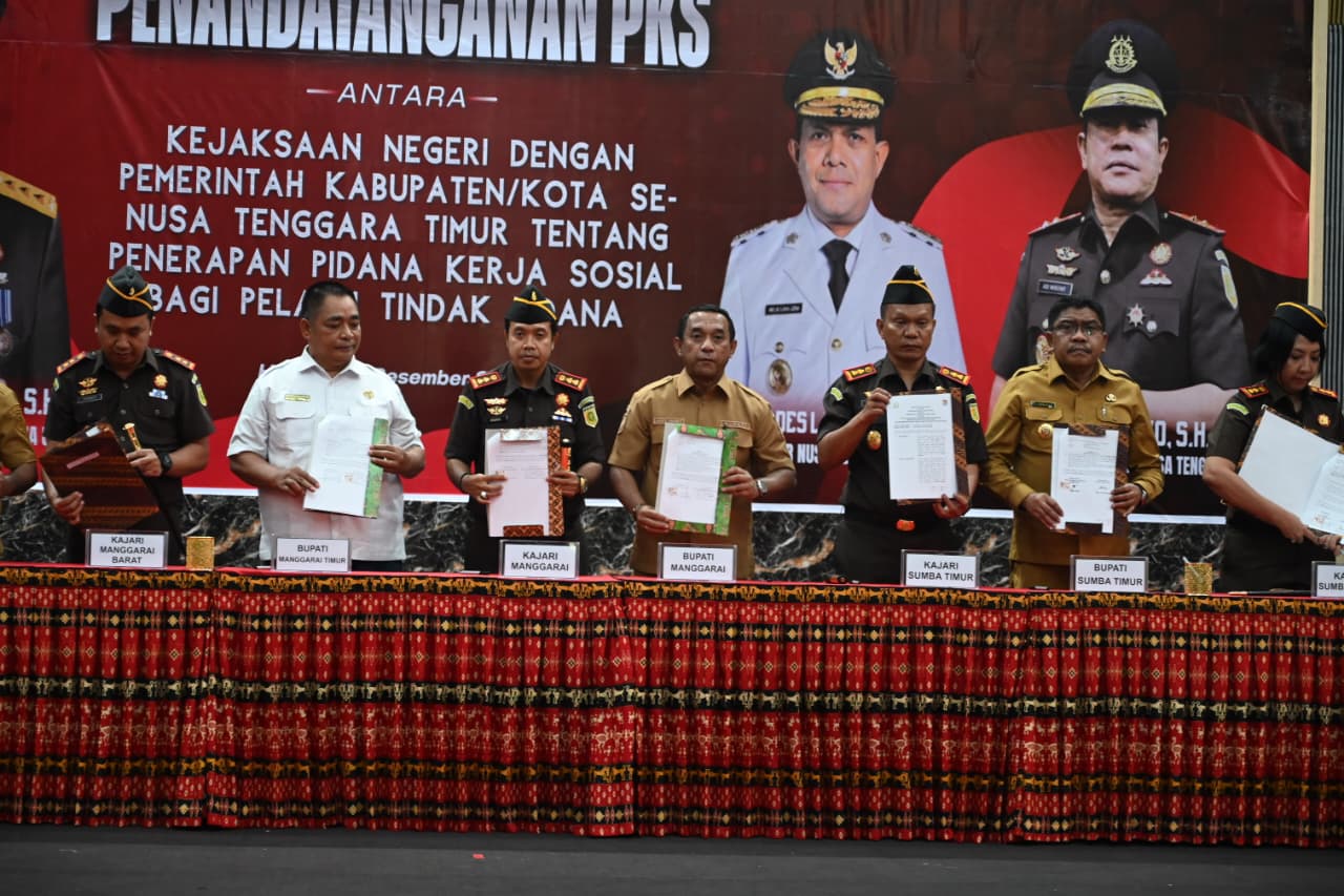 mou 3 – Kejaksaan Tinggi Nusa Tenggara Timur menandatangani Nota Kesepahaman (MoU) dan Perjanjian Kerja Sama (PKS) dengan pemerintah Provinsi Nusa Tenggara Timur dan 22 kabupaten/kota dalam penerapan pidana kerja sosial bagi pelaku tindak pidana. Foto/Mediasi NTT.Com/Beny