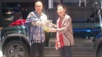 CHERY KETERANGAN FOTO : Head Of Dealer Network Development, Sulistyo Nugroho (kiri) saat menyerahkan cendera mata kepada Direktur PT Surya Mahkota Gemilang, Mulyadi (kanan). Foto/MEDIASI NTT.COM/BENY
