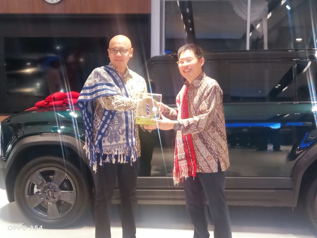 CHERY KETERANGAN FOTO : Head Of Dealer Network Development, Sulistyo Nugroho (kiri) saat menyerahkan cendera mata kepada Direktur PT Surya Mahkota Gemilang, Mulyadi (kanan). Foto/MEDIASI NTT.COM/BENY