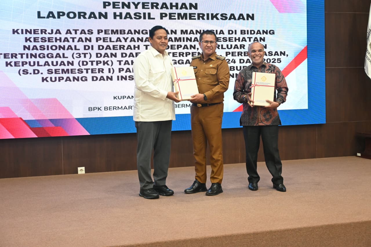 Bupati Kupang Yosef Lede (kedua dari kanan) menerima Laporan Hasil Pemeriksaan (LHP) Kinerja atas Pembangunan Manusia di Bidang Kesehatan melalui Pelayanan Jaminan Kesehatan Nasional (JKN) di Daerah Terdepan, Terluar, dan Tertinggal (3T) serta Daerah Terpencil, Perbatasan, dan Kepulauan (DTPK) Tahun Anggaran 2024 dan 2025 dari Kepala BPK RI Perwakilan Provinsi NTT, Triyantoro, S.E., M.M., CSFA (kiri).