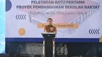 Bupati Kupang Yosef Lede saat melakukan peletakan batu pertama pembangunan Sekolah Rakyat, di Desa Oelnasi, Kecamatan Kupang Tengah, Selasa (21/1/2026).