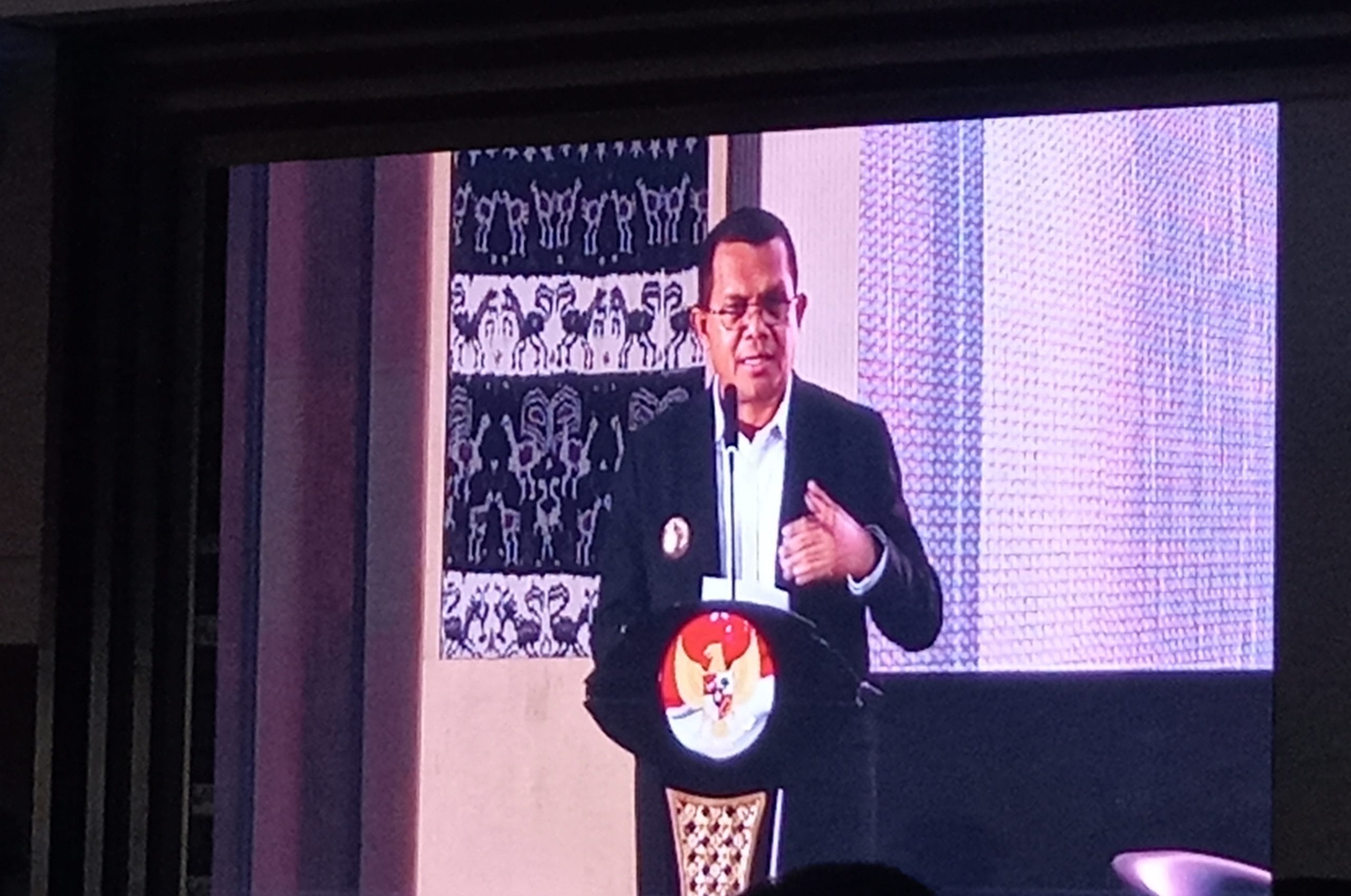 KETERANGAN FOTO/MEDIASINTT.COM/ADE - Gubernur Nusa Tenggara Timur Melkiades Laka Lena membuka Diskusi Publik Survei Kepuasan Masyarakat (SKM) yang mengukur capaian satu tahun kinerjanya bersama Wakil Gubernur Johni Asadoma, Jumat (20/2).