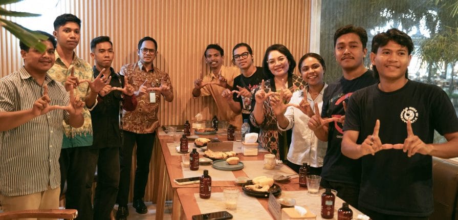 KETERANGAN FOTO/ HUMAS UNDANA : Rektor Universitas Nusa Cendana Kupang, Provinsi Nusa Tenggara Timur Rektor Undana, Prof. Dr. Ir. Jefri S. Bale, S.T., M.Eng melakukian dialog bertajuk “Ngopi Bareng Rektor” bersama perwakilan BEM dan BLM Universitas di Paradox Cafe, Jumat (31/1/2026).