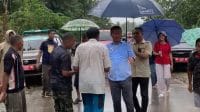 bencana 5 Bupati Kupang, Yosef Lede, Jumat (12/2), melakukan kunjugan kerja ke kecamatan Fatuleu Barat, daerah yang selama ini terkenal sebagai daerah terdampak bencana alam di musim penghujan, baik itu karena banjir besar maupun jembatan putus.