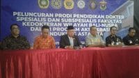 Sekretaris Jenderal Kementerian Pendidikan Tinggi, Sains, dan Teknologi (Kemendiktisaintek) Togar Mangihut Simatupang bersama Gubernur NTT Melkiades Laka Lena dan Rektor Rektor Undana, Prof. Dr. Ir. Jefri S. Bale, S.T., M.Eng saat memberikan keterangan pers di Kupang, Jumat.