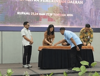 Wakil Bupati Kupang, Aurum Titu Eki (kedua dari kiri) menantangani berita acara serah terima bantuan dana Rp1 miliar sebagai dana riset dalam cara Rapat Tinjauan Manajemen (RTM) di Hotel Harper, Selasa (24/2/2026).