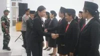 Wakil Bupati Kupang, Aurum Titu Eki melantik 13 pejabat Administrator, Pengawas, Kepala UPTD Puskesmas, dan Guru sebagai Kepala Sekolah dilingkup Pemerintah Kabupaten Kupang, di aula Kantor Bupati Kupang, Oelamasi, Senin.