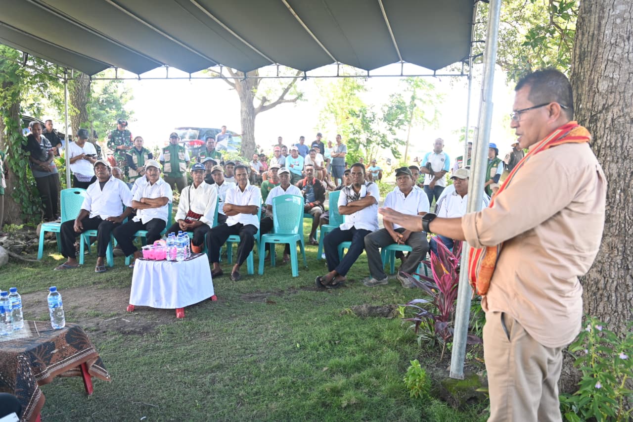 Bupati Kupang, Yosef Lede, saat melakukan pengukuhan badan pengurus Perkumpulan Petani Pemakai Air (P3A) Maju Bersama Naibonat, di Kelurahan Naibonat, Kecamatan Kupang Timur, Jumat (30/1).