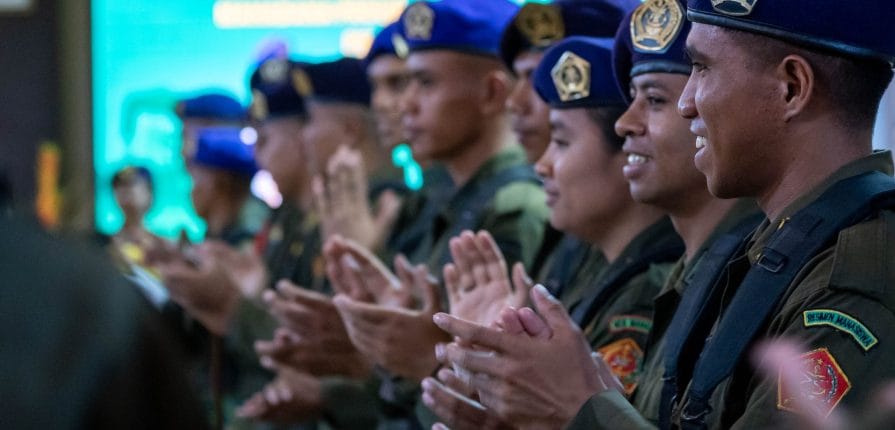 menwa Foto/Humas Undana – Suasana Prosesi pelantikan Komandan Resimen Mahasiswa (Menwa) Mahadana Provinsi Nusa Tenggara Timur (NTT) masa bakti 2025–2028 yang berlangsung di Aula Rektorat Undana, Kamis (19/2).
