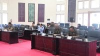 Foto/HO-Prokopim Setda Kabupaten Kupang - Para anggota DPRD Kabupaten Kupang saat mendengar penjelaskan Bupati Kupang Yosef Lede dalam Rapat Dengar Pendapat (RDP) bersama DPRD Kabupaten Kupang di Ruang Utama Gedung DPRD Kabupaten Kupang, Rabu.