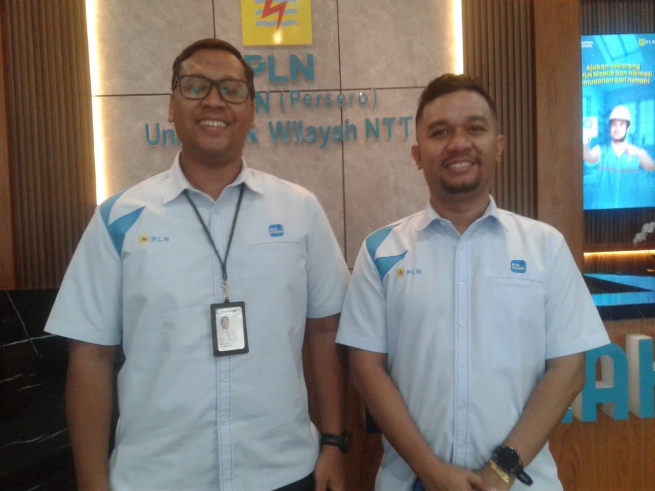 Manager Pelayanan Pelanggan PT. PLN Unit Induk Wilayah (UIW) Nusa Tenggara Timur (NTT) Rifki Ardiansah (kiri) didampingi staf Komunikasi PLN PT. PLN Unit Induk Wilayah (UIW) Nusa Tenggara Timur (NTT) , Rey Ratu (kanan)