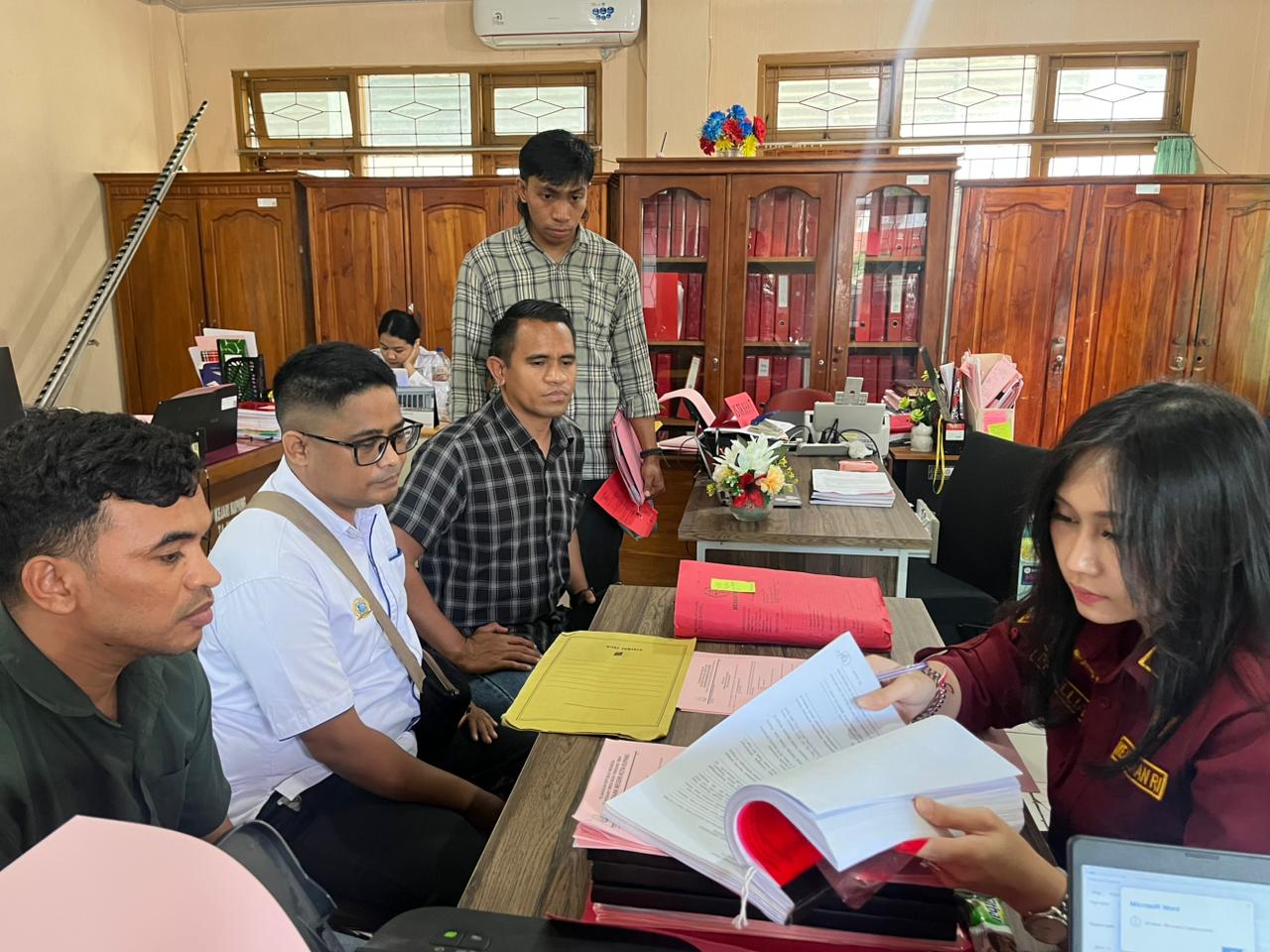 – KETERANGAN FOTO : Penyidik Unit Reskrim Polsek Maulafa menyerahkan tersangka JKK dan barang bukti dalam kasus penganiayaan ke Kejaksaan Negeri (Kejari) Kota Kupang, Kamis (26/2/2026) siang.