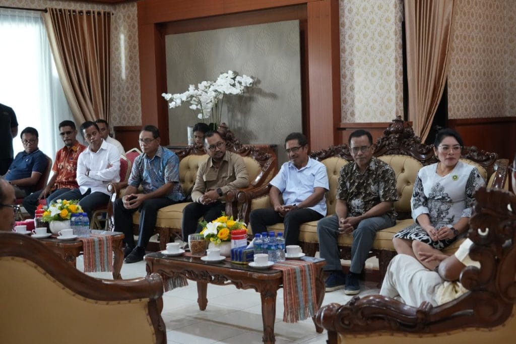 KETERANGAN FOTO/HO-HUMAS UNDANA - Rektor Undana, Prof. Jefri S. Bale, bersama jajaran pimpinan universitas saat melakukan audiensi dengan Gubernur NTT, Emanuel Melkiades Laka Lena, di Rumah Jabatan Gubernur, Sabtu (21/2).