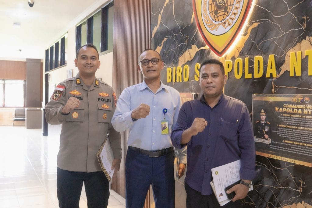 KETERANGAN FOTO/HO-HUMAS UNDANA- Kepala Biro Perencanaan dan Kerja Sama (BPKS) Undana, Yefry C. Adoe, S.E., M.AP (kedua dari kiri) melakukan pertemuan koordinasi di Kantor Polda NTT, Rabu (25/2), bersama PS. Kasubbagselek Bagdalpers RO SDM Polda NTT, AKP I Gusti Andre Putra Sidarta terkait pembentukan Pusat Studi Kepolisian (PSK) di NTT.