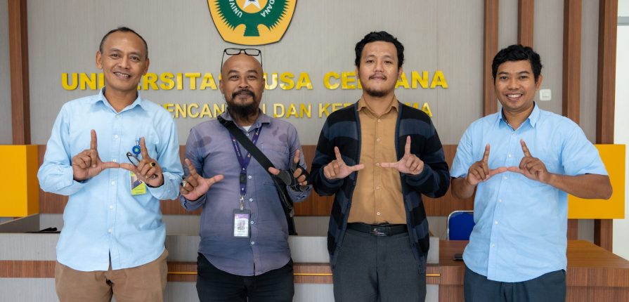 FOTO/HUMAS UNDANA- Kepala Biro Perencanaan dan Kerja Sama Undana, Yefri C. Adoe, S.E., M.A.P (kiri) didampingi Sub Koordinator Kerja Sama, Happy Yandri Haning, S.Si menerima audiensi dari manajemen Muammaz Putra oleh jajaran pimpinan Biro Perencanaan dan Kerja Sama Undana di Gedung ICT Centre, Rabu (4/3).